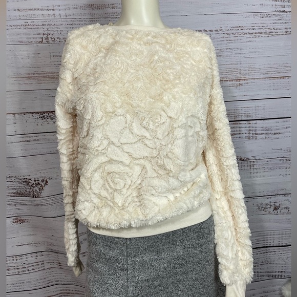 Women’s fuzzy pullover sweater size small - Picture 9 of 9